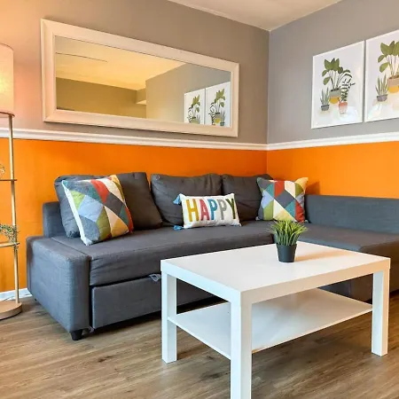 2 Full Apartments 4 Bedrooms With 11 Beds Plus Parking