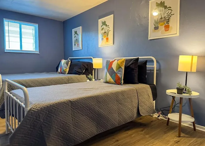 2 Full 4 Bedrooms With 11 Beds Parking Apartment