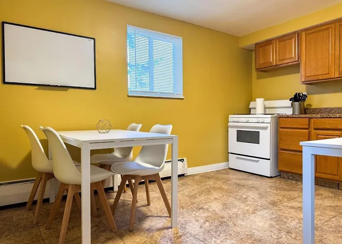 2 Full 4 Bedrooms With 11 Beds Parking Apartment