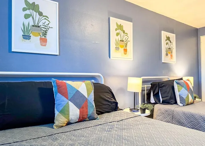 2 Full 4 Bedrooms With 11 Beds Parking Apartment