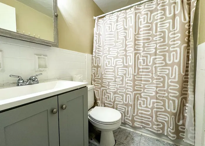 2 Full 4 Bedrooms With 11 Beds Parking